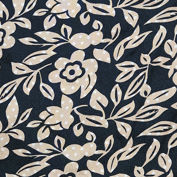 Ann Taylor  petite v-neck floral blouse Size SP Colors black tan and white - Picture 9 of 13